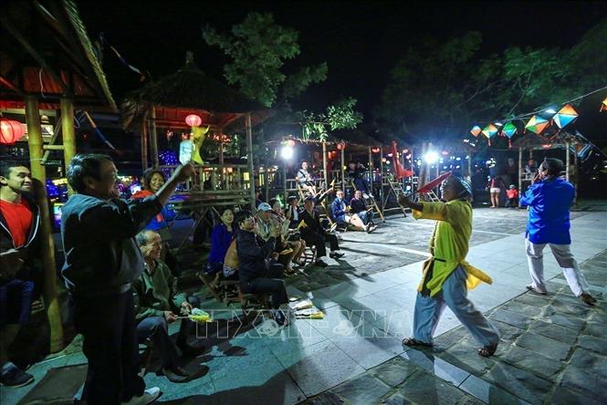 Photo: A Bai Choi performance in Hoi An ancient town, Quang Nam province. VNA Photo: Trọng Đạt