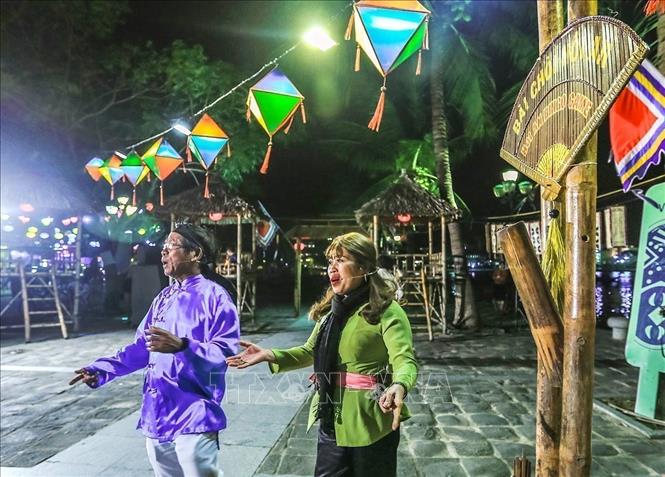 Photo: Game singers and artisans Nguyen Dang and Phan Thi Hoa are the souls of a Bai Choi performance because they bring the folk music of Quang Nam and laughter to the audience. VNA Photo: Trọng Đạt

