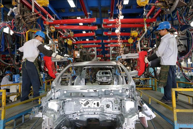 Trong ảnh: Xưởng hàn khung xe ô tô tại Công ty TNHH Ford Việt Nam, tỉnh Hải Dương. Ảnh: Trần Việt - TTXVN