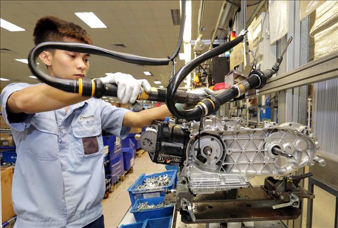Trong ảnh: Xưởng lắp ráp động cơ xe máy Vespa tại Công ty TNHH Piaggio Việt Nam, khu công nghiệp Bình Xuyên, tỉnh Vĩnh Phúc. Ảnh: Trần Việt - TTXVN