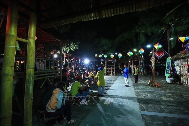Photo: A Bai Choi performance in Hoi An, Quang Nam province with the participation of tourists and locals. VNA Photo: Trọng Đạt
