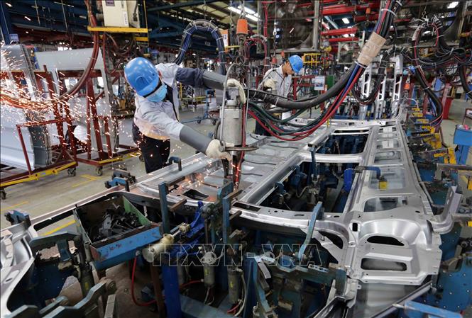 Trong ảnh: Xưởng hàn khung xe ô tô tại Công ty TNHH Ford Việt Nam, tỉnh Hải Dương. Ảnh: Trần Việt - TTXVN