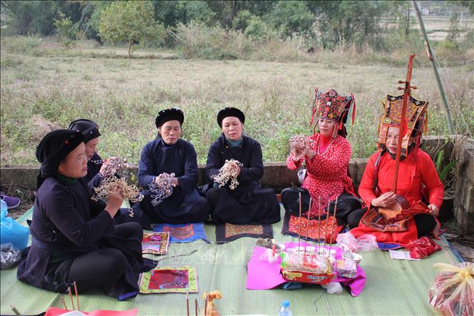 Trong ảnh: Nghi lễ gọi hồn tại mộ tổ Then của người Tày xã Xuân Mai, huyện Văn Quan, tỉnh Lạng Sơn. Ảnh: Ngọc Tùng – TTXVN