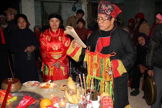 Trong ảnh: Thầy Tào đọc bài khấn trong nghi lễ cấp sắc cho Then. Ảnh: Ngọc Tùng - TTXVN