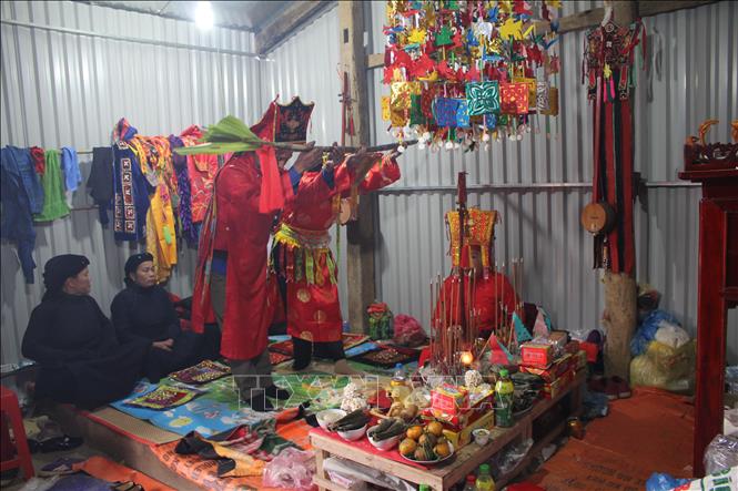 Trong ảnh: Nghi lễ cấp sắc tại chính điện cho Then của người Tày xã Xuân Mai, huyện Văn Quan, tỉnh Lạng Sơn. Ảnh: Ngọc Tùng – TTXVN