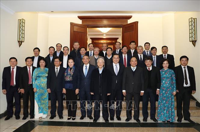 Trong ảnh: Các đồng chí Bộ Chính trị chụp ảnh chung với Ban Thường vụ Thành ủy Đà Nẵng. Ảnh : Trí Dũng – TTXVN