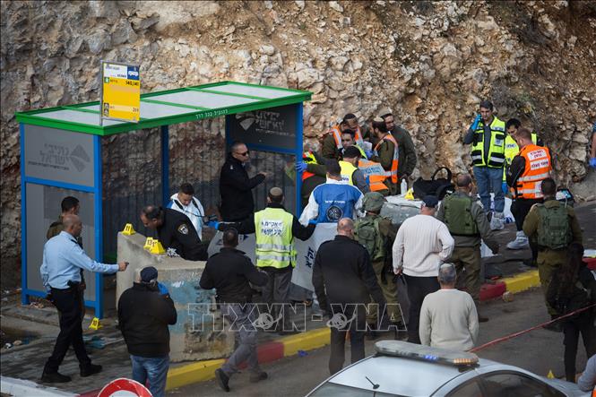 Trong ảnh: Các lực lượng Israel điều tra tại hiện trường vụ tấn công của các tay súng Palestine ở ngoại ô Givat Asaf, phía đông bắc thành phố Ramallah ngày 13/12/2018. Ảnh: THX/ TTXVN