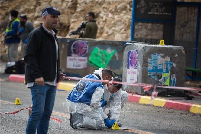 Trong ảnh: Các lực lượng Israel điều tra tại hiện trường vụ tấn công của các tay súng Palestine ở ngoại ô Givat Asaf, phía đông bắc thành phố Ramallah ngày 13/12/2018. Ảnh: THX/ TTXVN