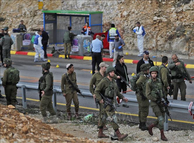 Trong ảnh: Các lực lượng Israel điều tra tại hiện trường vụ tấn công của các tay súng Palestine ở ngoại ô Givat Asaf, phía đông bắc thành phố Ramallah ngày 13/12/2018. Ảnh: AFP/ TTXVN