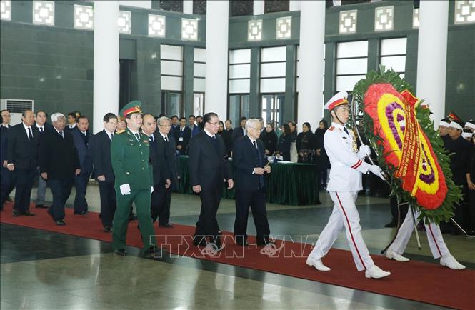 Trong ảnh: Đoàn đại biểu Ban Chấp hành Trung ương Đảng do Tổng Bí thư, Chủ tịch nước Nguyễn Phú Trọng dẫn đầu, viếng đồng chí Nguyễn Văn Trân. Ảnh: Lâm Khánh – TTXVN