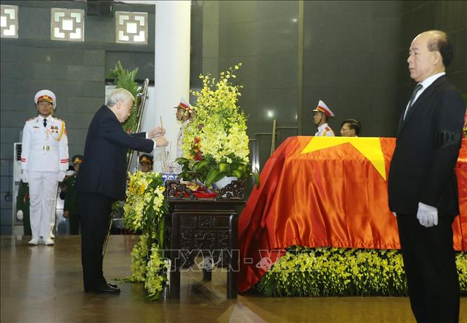 Trong ảnh: Tổng Bí thư, Chủ tịch nước Nguyễn Phú Trọng viếng đồng chí Nguyễn Văn Trân. Ảnh: Lâm Khánh – TTXVN