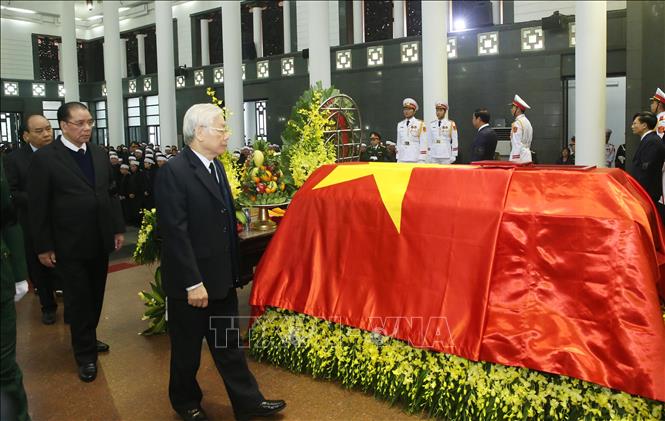 Trong ảnh: Đoàn đại biểu Ban Chấp hành Trung ương Đảng do Tổng Bí thư, Chủ tịch nước Nguyễn Phú Trọng dẫn đầu, viếng đồng chí Nguyễn Văn Trân. Ảnh: Lâm Khánh – TTXVN