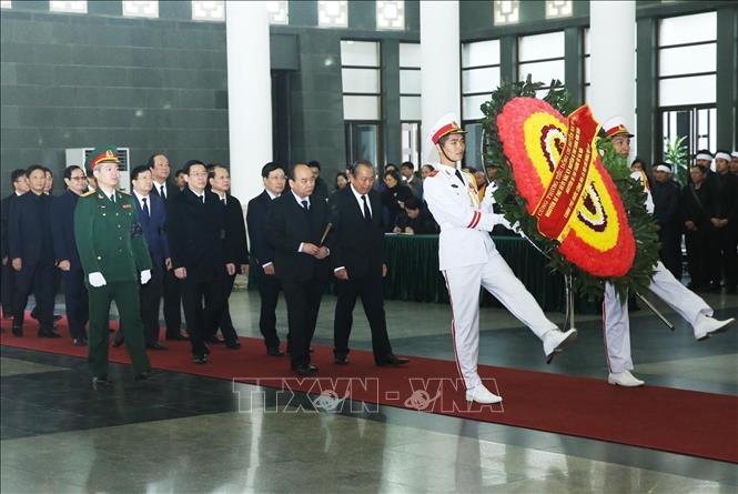 Trong ảnh: Đoàn đại biểu Chính phủ do Thủ tướng Nguyễn Xuân Phúc dẫn đầu, viếng đồng chí Nguyễn Văn Trân. Ảnh: Lâm Khánh – TTXVN