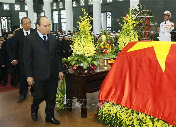Trong ảnh: Đoàn đại biểu Chính phủ do Thủ tướng Nguyễn Xuân Phúc dẫn đầu, viếng đồng chí Nguyễn Văn Trân. Ảnh: Lâm Khánh – TTXVN