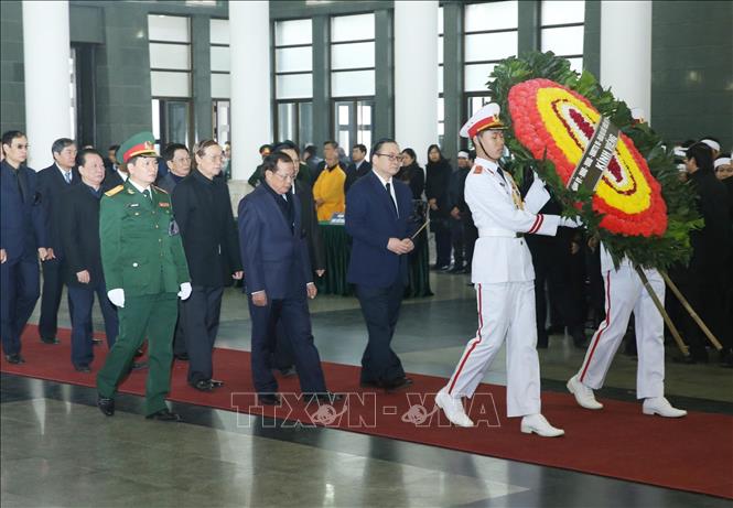 Trong ảnh: Đoàn đại biểu Thành ủy, HĐND, UBND, UBMTTQVN Thành phố Hà Nội do Ủy viên Bộ Chính trị, Bí thư Thành ủy Hà Nội Hoàng Trung Hải dẫn đầu, viếng đồng chí Nguyễn Văn Trân. Ảnh: Lâm Khánh – TTXVN