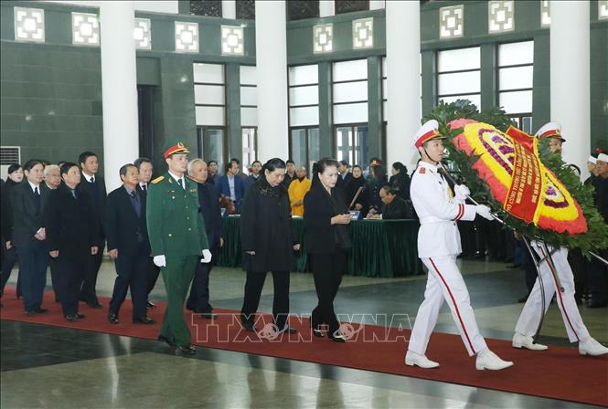 Trong ảnh: Đoàn đại biểu Quốc hội do Chủ tịch Quốc hội Nguyễn Thị Kim Ngân dẫn đầu, viếng đồng chí Nguyễn Văn Trân. Ảnh: Lâm Khánh – TTXVN