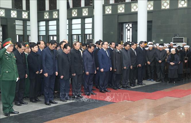 Trong ảnh: Đoàn đại biểu Thành ủy, HĐND, UBND, UBMTTQVN Thành phố Hà Nội do Ủy viên Bộ Chính trị, Bí thư Thành ủy Hà Nội Hoàng Trung Hải dẫn đầu, viếng đồng chí Nguyễn Văn Trân. Ảnh: Lâm Khánh – TTXVN