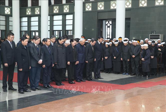 Trong ảnh: Đoàn đại biểu Quốc hội do Chủ tịch Quốc hội Nguyễn Thị Kim Ngân dẫn đầu, viếng đồng chí Nguyễn Văn Trân. Ảnh: Lâm Khánh – TTXVN