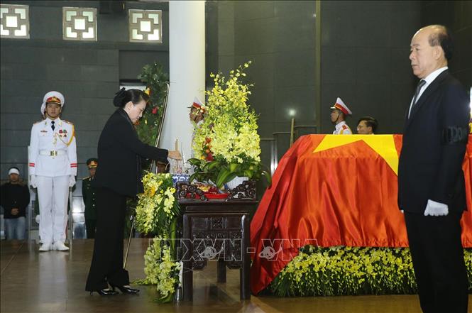 Trong ảnh: Chủ tịch Quốc hội Nguyễn Thị Kim Ngân viếng đồng chí Nguyễn Văn Trân. Ảnh: Lâm Khánh – TTXVN