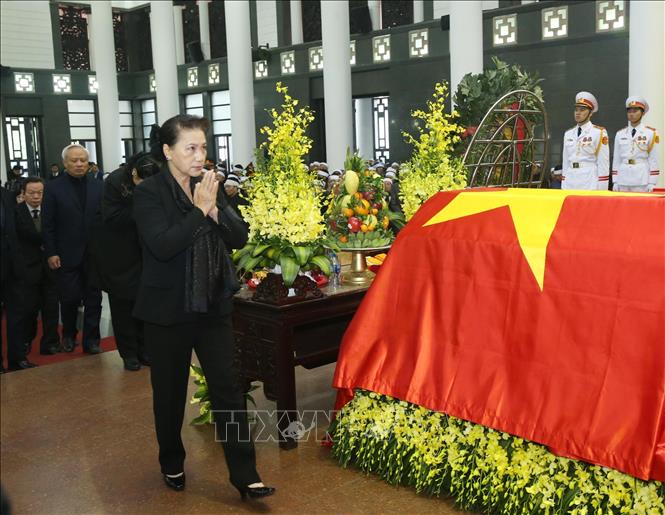 Trong ảnh: Đoàn đại biểu Quốc hội do Chủ tịch Quốc hội Nguyễn Thị Kim Ngân dẫn đầu, viếng đồng chí Nguyễn Văn Trân. Ảnh: Lâm Khánh – TTXVN