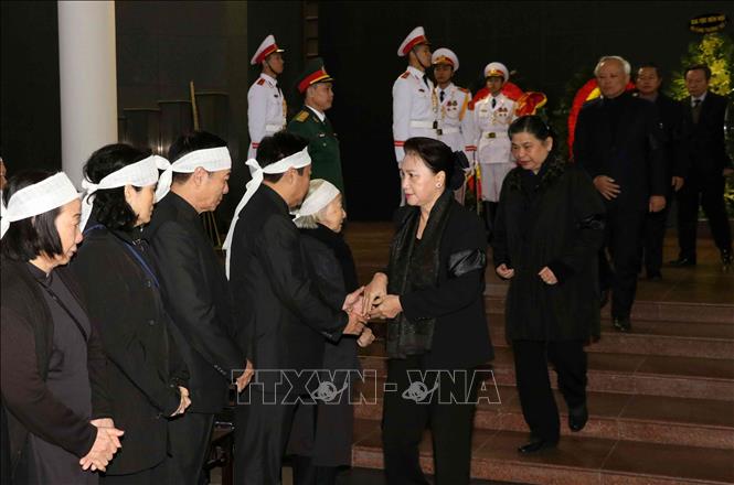 Trong ảnh: Chủ tịch Quốc hội Nguyễn Thị Kim Ngân chia buồn cùng gia quyến. Ảnh: Văn Điệp – TTXVN