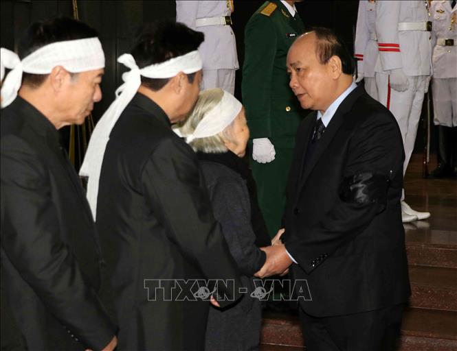 Trong ảnh: Thủ tướng Chính phủ Nguyễn Xuân Phúc chia buồn cùng gia quyến. Ảnh: Văn Điệp – TTXVN