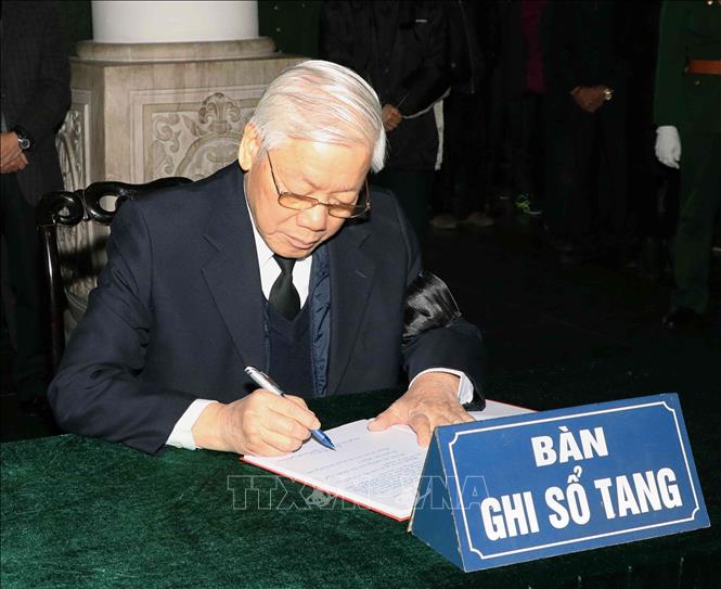 Trong ảnh: Tổng Bí thư, Chủ tịch nước Nguyễn Phú Trọng ghi sổ tang. Ảnh: Văn Điệp – TTXVN