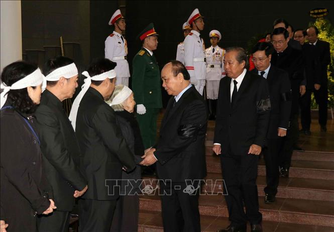 Trong ảnh: Thủ tướng Chính phủ Nguyễn Xuân Phúc chia buồn cùng gia quyến. Ảnh: Văn Điệp – TTXVN