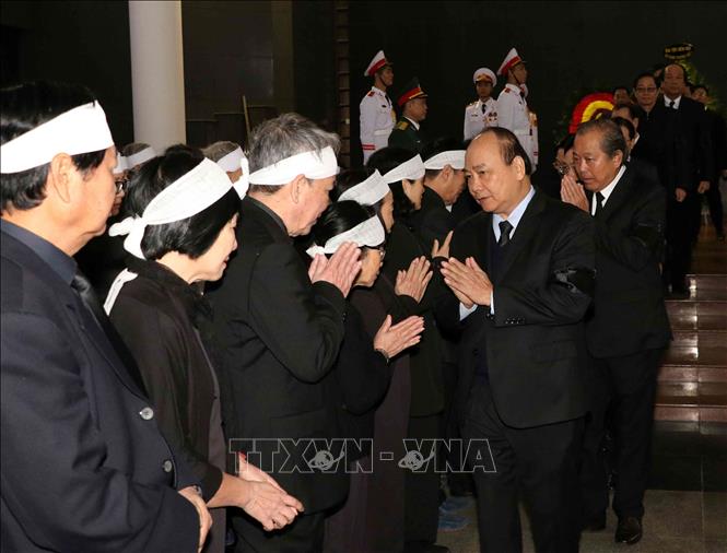 Trong ảnh: Thủ tướng Chính phủ Nguyễn Xuân Phúc chia buồn cùng gia quyến. Ảnh: Văn Điệp – TTXVN