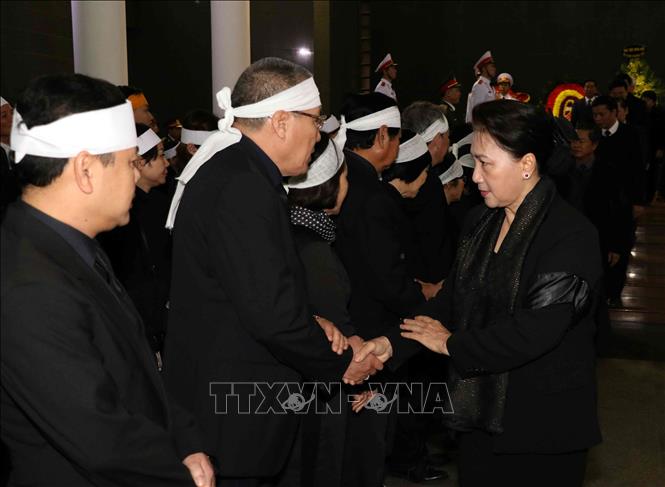 Trong ảnh: Chủ tịch Quốc hội Nguyễn Thị Kim Ngân chia buồn cùng gia quyến đồng chí Nguyễn Văn Trân. Ảnh: Văn Điệp – TTXVN