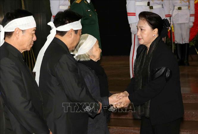 Trong ảnh: Chủ tịch Quốc hội Nguyễn Thị Kim Ngân chia buồn cùng gia quyến đồng chí Nguyễn Văn Trân. Ảnh: Văn Điệp – TTXVN