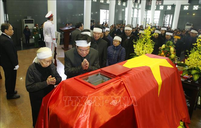 Trong ảnh: Gia quyến đi quanh linh cữu đồng chí Nguyễn Văn Trân lần cuối. Ảnh: Lâm Khánh - TTXVN