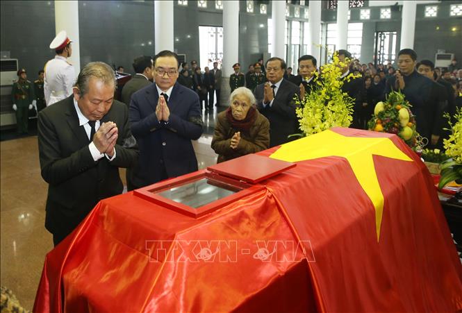 Trong ảnh: Các đại biểu đi quanh linh cữu đồng chí Nguyễn Văn Trân lần cuối. Ảnh: Lâm Khánh - TTXVN