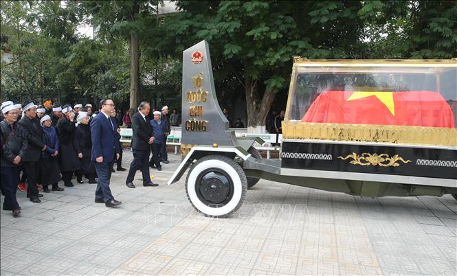 Trong ảnh: Phó Thủ tướng Thường trực Trương Hòa Bình, Bí thư Thành ủy Hà Nội Hoàng Trung Hải và gia quyến tiễn đưa linh cữu đồng chí Nguyễn Văn Trân. Ảnh: Lâm Khánh - TTXVN