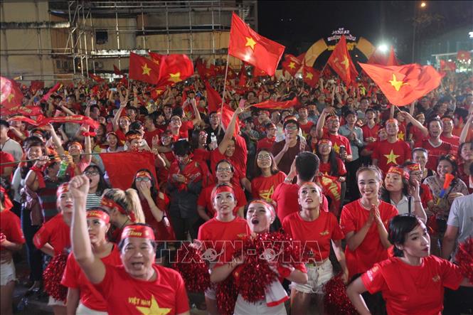 Trong ảnh: Người hâm mộ Thành phố Hồ Chí Minh vui mừng sau trận thắng của đội tuyển Việt Nam trước đội tuyển Malaysia 1-0 và giành chức vô địch Giải bóng đá Đông Nam Á năm 2018 (AFF Suzuki Cup 2018). 
Ảnh: Thanh Vũ-TTXVN