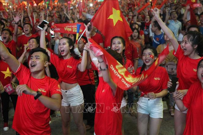 Trong ảnh: Người hâm mộ Thành phố Hồ Chí Minh vui mừng sau trận thắng của đội tuyển Việt Nam trước đội tuyển Malaysia 1-0 và giành chức vô địch Giải bóng đá Đông Nam Á năm 2018 (AFF Suzuki Cup 2018). 
Ảnh: Thanh Vũ-TTXVN