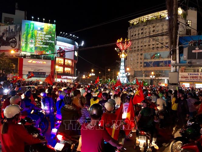 Trong ảnh: Hàng ngàn người hâm mộ bóng đá tại thành phố Long Xuyên, An Giang xuống đường trong niềm vui vỡ oà khi tuyển Việt Nam giành ngôi vô địch. Ảnh: Thanh Sang - TTXVN