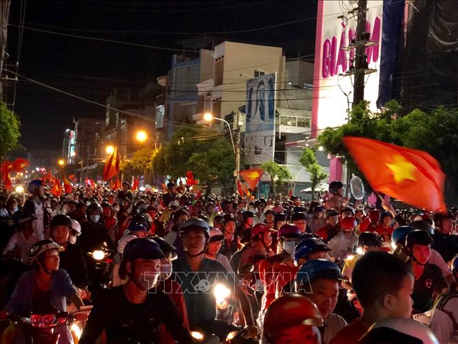 Trong ảnh: Hàng ngàn người hâm mộ bóng đá tại thành phố Long Xuyên, An Giang xuống đường trong niềm vui vỡ oà khi tuyển Việt Nam lên ngôi vô địch. Ảnh: Thanh Sang - TTXVN