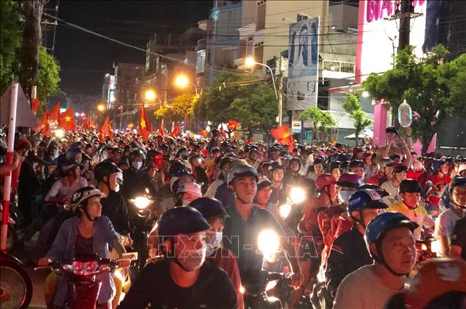 Trong ảnh: Hàng ngàn người hâm mộ bóng đá tại thành phố Long Xuyên, An Giang xuống đường trong niềm vui vỡ oà khi tuyển Việt Nam lên ngôi vô địch. Ảnh: Thanh Sang - TTXVN