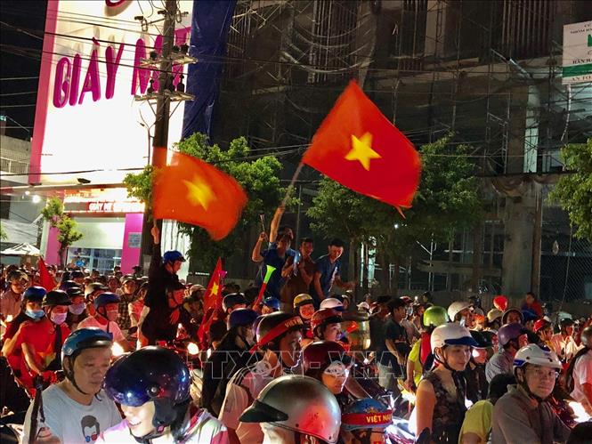 Trong ảnh: Hàng ngàn người hâm mộ bóng đá tại thành phố Long Xuyên, An Giang xuống đường trong niềm vui vỡ oà khi tuyển Việt Nam lên ngôi vô địch. Ảnh: Thanh Sang - TTXVN 