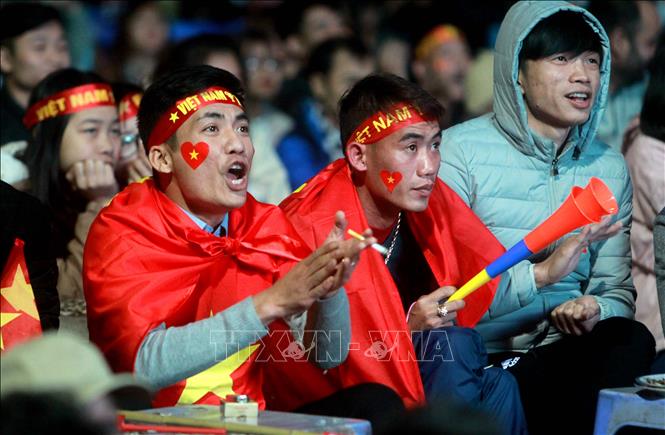 Trong ảnh: Cổ động viên tại Thái Bình cổ vũ đội tuyển Việt Nam. Ảnh: Thế Duyệt – TTXVN 