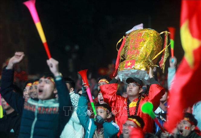 Trong ảnh: Cổ động viên tại Thái Bình mừng chiến thắng của đội tuyển Việt Nam. Ảnh: Thế Duyệt – TTXVN 