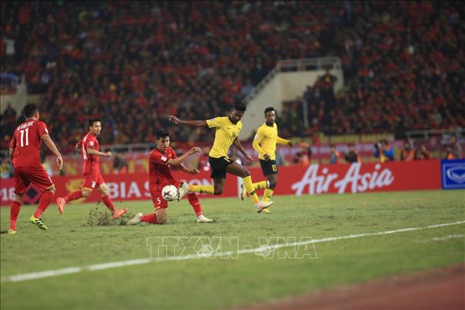 Trong ảnh: Mặc dù chịu sức ép rất lớn trong suốt trận đấu từ phía đội Malaysia, các cầu thủ Việt Nam vẫn bình tĩnh triển khai đấu pháp mà ban huấn luyện đề ra, kiểm soát thế trận, hóa giải các đường lên bóng của cầu thủ đối phương. Ảnh: Trọng Đạt – TTXVN