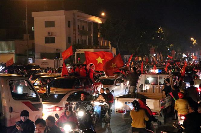 Trong ảnh: Hàng nghìn người dân Hải Dương đổ ra đường hò reo, chúc mừng chiến thắng của đội tuyển Việt Nam.
Ảnh: Mạnh Tú - TTXVN