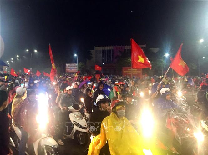 Trong ảnh: Tại thành phố Huế, bất chấp trời mưa, hàng vạn người đổ ra đường reo hò, mừng chiến thắng của đội tuyển Việt Nam.
Ảnh: Quốc Việt - TTXVN