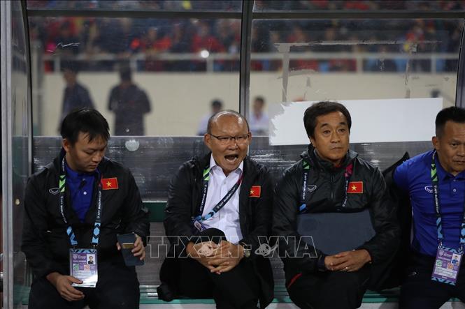 Photo: Korean coach Park Hang-seo (C) of the Vietnamese team during the match. VNA Photo