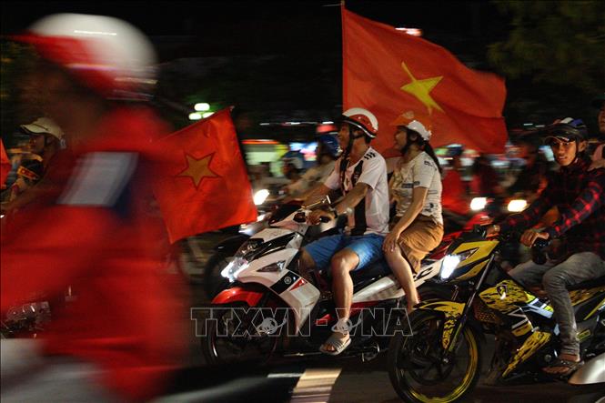 Trong ảnh: Người dân thành phố Vị Thanh xuống đường mừng chiến thắng của đội tuyển Việt Nam. Ảnh: Hồng Thái - TTXVN