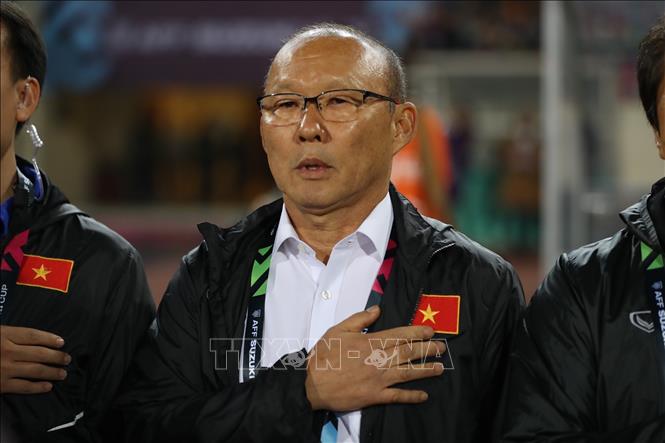 Photo: Korean coach Park Hang-seo of the Vietnamese team and his players sing Vietnam’s national anthem before the match. VNA Photo