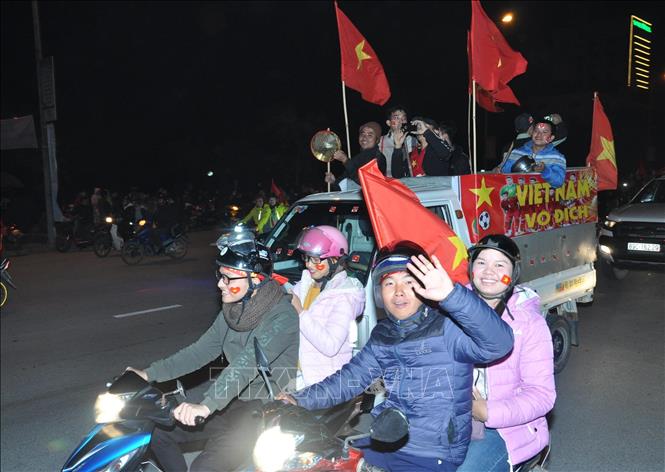 Trong ảnh: Người hâm mộ Hưng Yên xuống đường ăn mừng đội tuyển Việt Nam giành chiến thắng. Ảnh: Đinh Tuấn - TTXVN