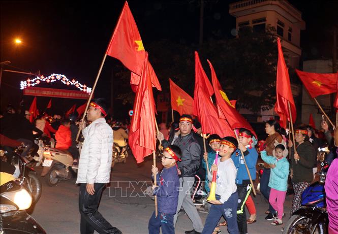 Trong ảnh: Người hâm mộ thành phố Nam Định ăn mừng chiến thắng lịch sử của đội tuyển Việt Nam. Ảnh: Văn Đạt - TTXVN

